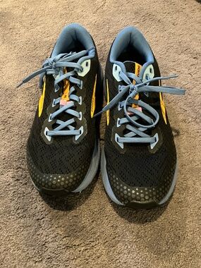 EUC Brooks Trail sneakers